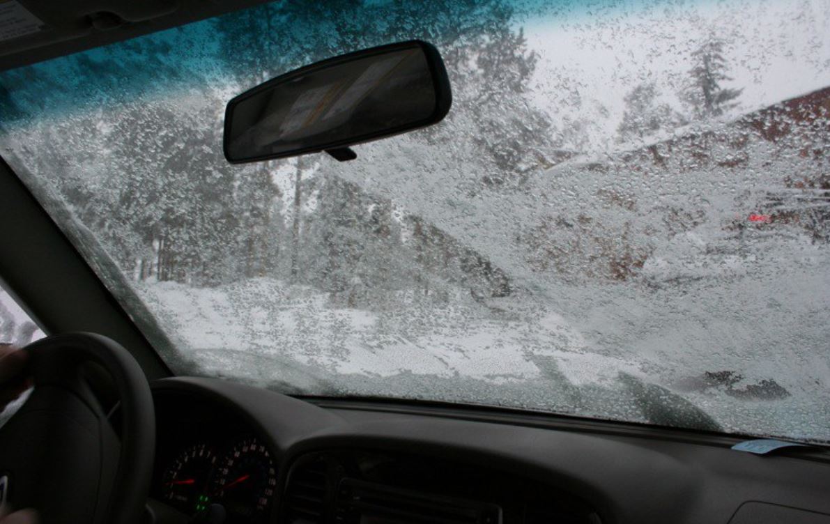 What is the best way of defrosting a frozen windscreen